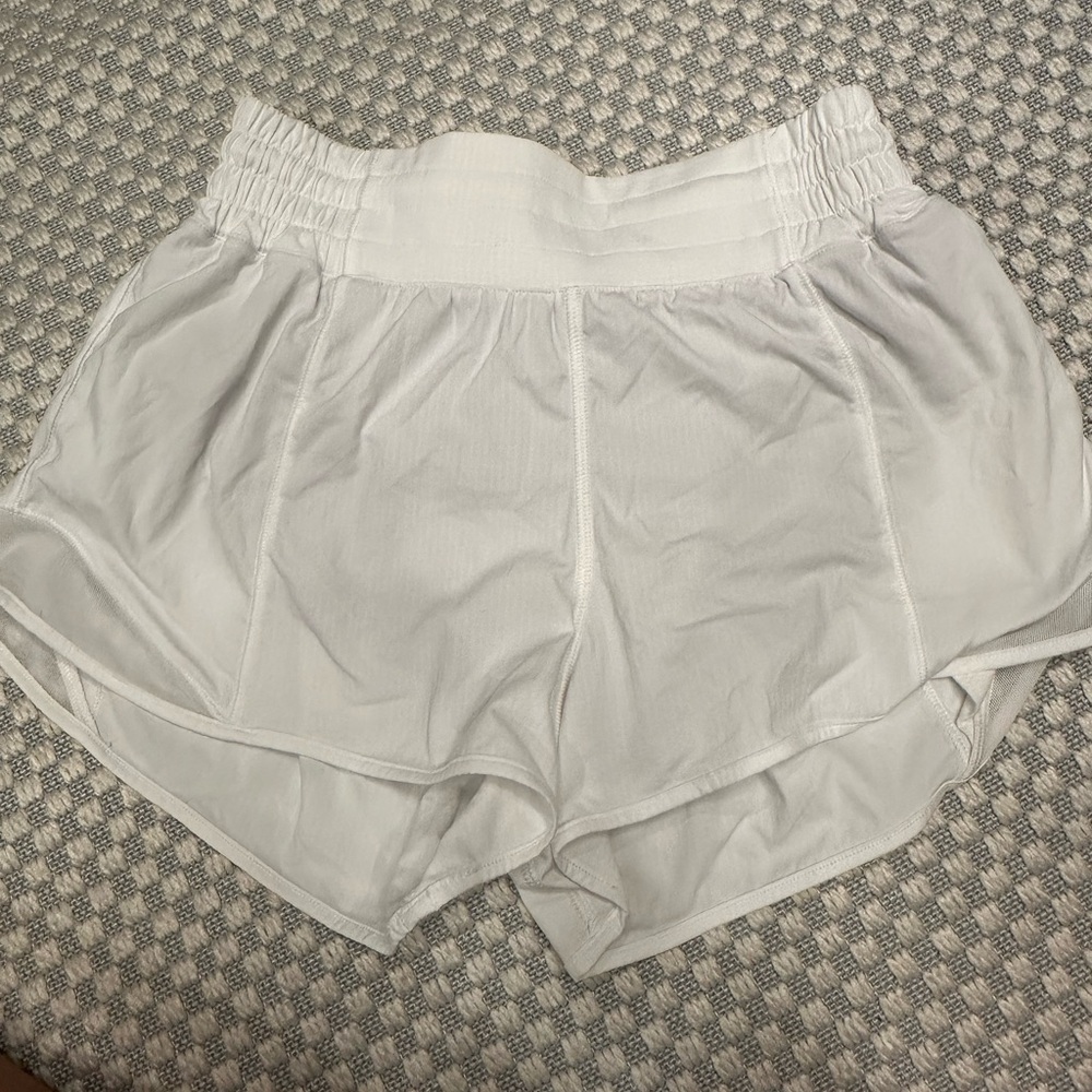lululemon hotty hot shorts 2.5”